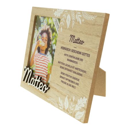 Holzrahmen mit Foto eines Kindes, das Seifenblasen macht. Name Matteo und deutscher Beschreibungstext sind zu sehen.