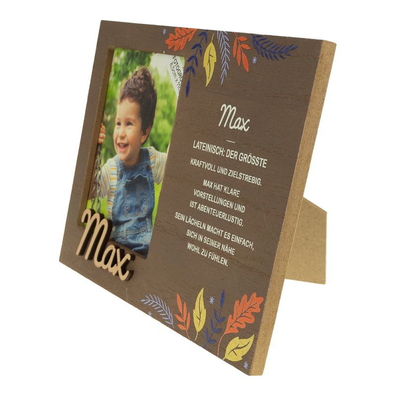 Brauner Bilderrahmen mit Herbstblättern, Foto eines lachenden Kindes und Name Max sowie deutscher Beschreibung.