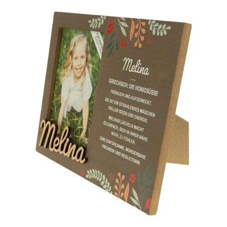 Fotorahmen mit Blumenmuster, Kinderfoto, dem Namen Melina und einer Beschreibung auf Deutsch.