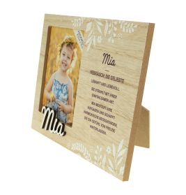 Holzrahmen mit Foto eines lächelnden Mädchens, Name Mia, Blumendeko und deutschem Text.