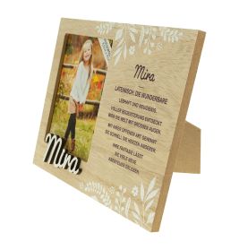 Holzrahmen mit Foto eines Mädchens, Name Mira und poetische deutsche Beschreibung daneben.