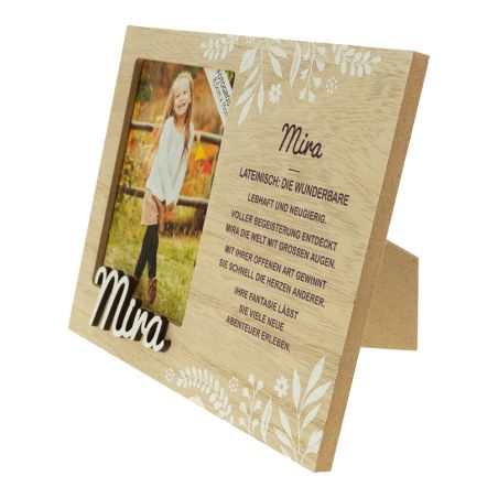 Holzrahmen mit Foto eines Mädchens, Name Mira und poetische deutsche Beschreibung daneben.