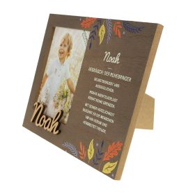Holzrahmen mit Herbstblättern, Kinderfoto, Name Noah und deutscher Beschreibung.