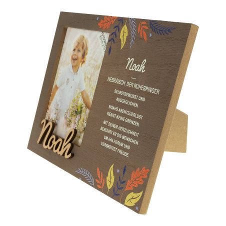 Holzrahmen mit Herbstblättern, Kinderfoto, Name Noah und deutscher Beschreibung.