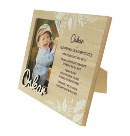 Holzrahmen mit Foto eines lächelnden Kindes, Name Oskar und deutschem Gedicht neben dem Bild.