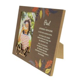 Brauner Bilderrahmen mit Herbstblättern, Foto eines Kindes und der Name Paul mit erläuterndem Text.