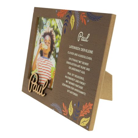 Brauner Bilderrahmen mit Herbstblättern, Foto eines Kindes und der Name Paul mit erläuterndem Text.