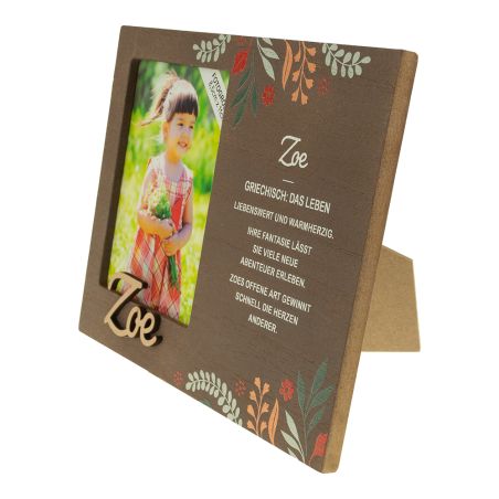 Brauner, blumiger Fotorahmen mit Mädchenfoto und deutschem Text zum Namen Zoe in weißer Schrift.