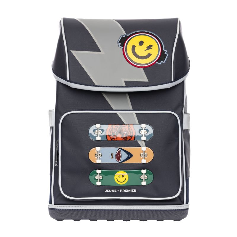 Dunkler Rucksack mit Blitz, Smiley-Aufnäher und drei Skateboard-Motiven auf der Vordertasche.
