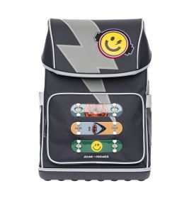 Dunkler Rucksack mit Blitz, Smiley-Patch und drei kleinen Skateboard-Motiven auf der Vorderseite.
