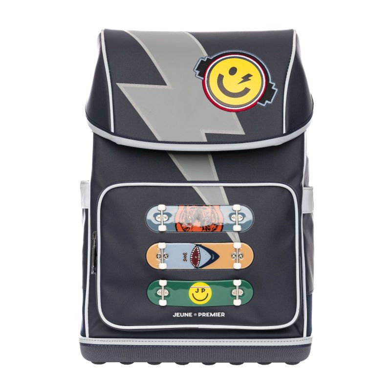 Dunkler Rucksack mit Blitz, Smiley-Patch und drei kleinen Skateboard-Motiven auf der Vorderseite. Dunkler Rucksack mit Blitz, Smiley-Patch und drei kleinen Skateboard-Motiven auf der Vorderseite.