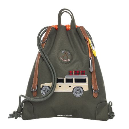 Grüner Turnbeutel mit Auto-, Axt- und Holzaufnäher, Lederdetails und gelbem Schlüsselanhänger.