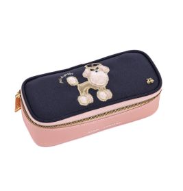 Rechteckiges Etui mit rosa Boden, marineblauem Deckel und gesticktem Pudelmotiv auf dem Verschluss.