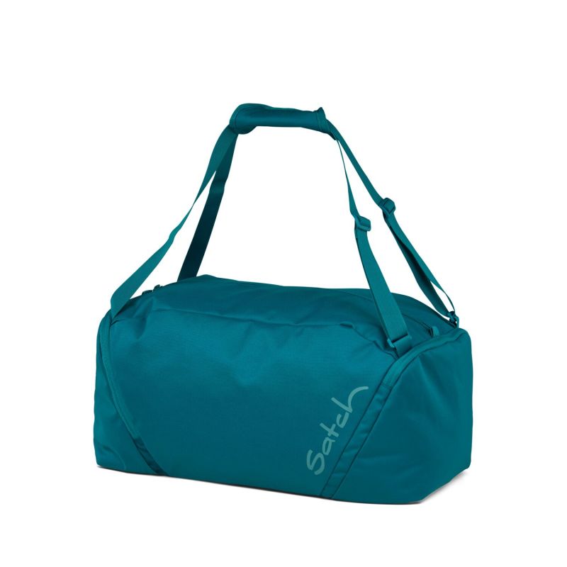Tealfarbige Sporttasche mit verstellbaren Gurten und dem Schriftzug Satch an der Seite.