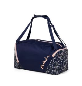 Dunkelblaue und geblümte Sporttasche mit pinken Details und Satch-Schriftzug an der Seite.