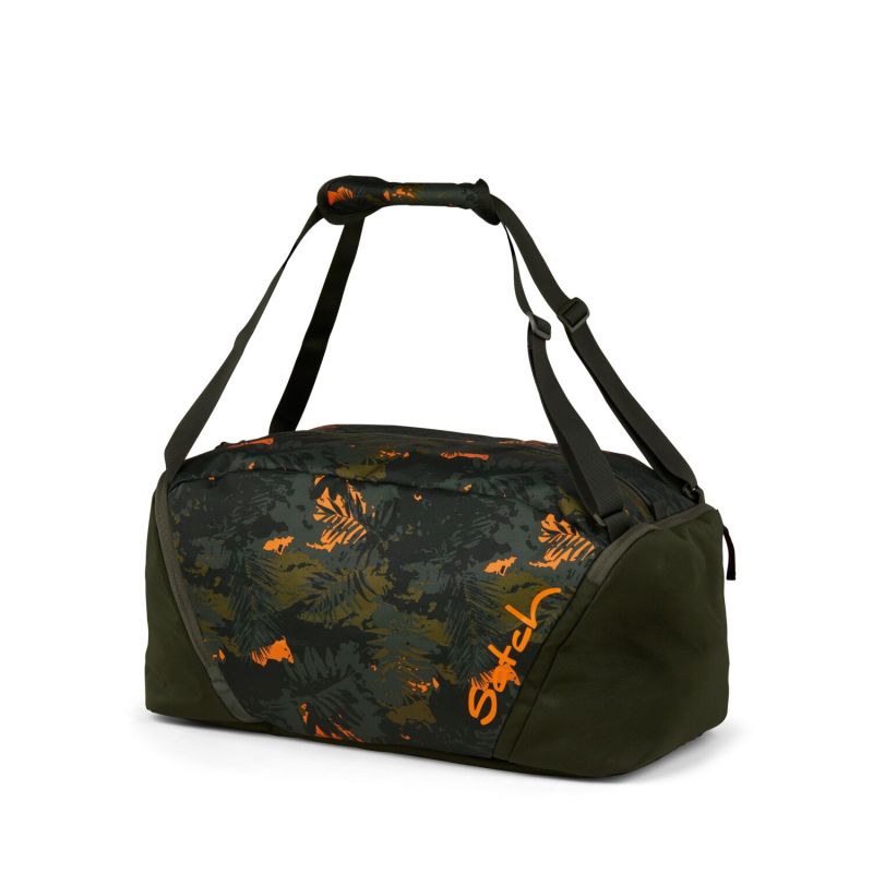 Grüne Camouflage-Sporttasche mit orangen Akzenten und Satch-Schriftzug auf der Front.