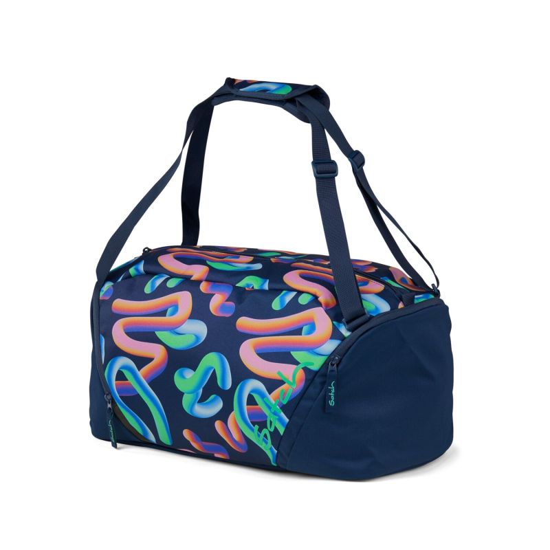 Dunkelblaue Duffelbag mit bunten Mustern und verstellbarem Schultergurt.