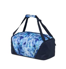 Blau gemusterte Duffeltasche mit schwarzen Trägern und Hauptfach mit Reißverschluss.