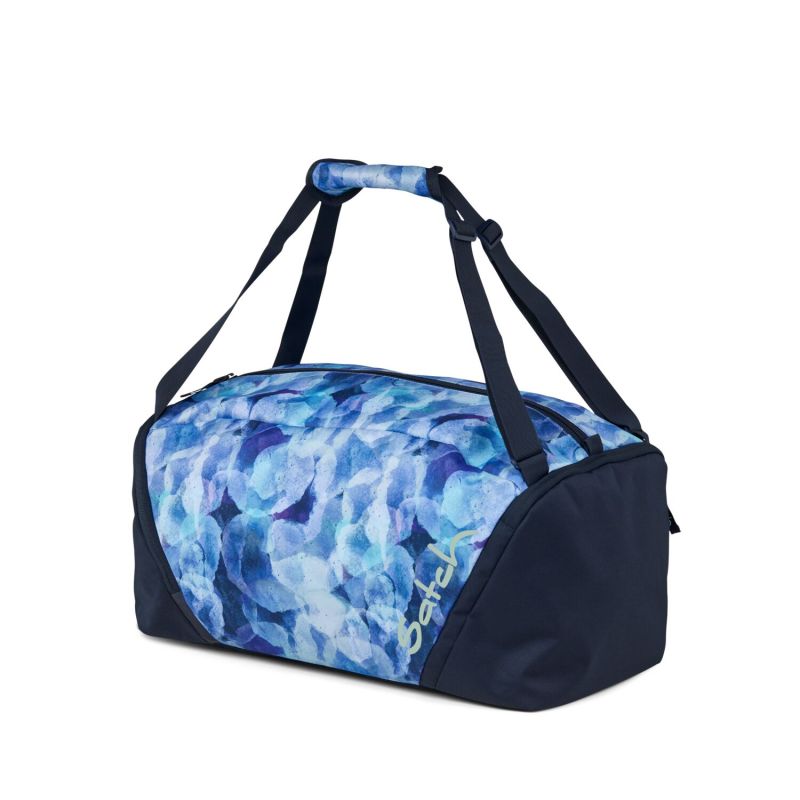 Blau gemusterte Duffeltasche mit schwarzen Trägern und Hauptfach mit Reißverschluss. Blau gemusterte Duffeltasche mit schwarzen Trägern und Hauptfach mit Reißverschluss.