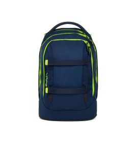 Dunkelblauer Rucksack mit neongrünen Reißverschlüssen und zwei Frontgurten vor weißem Hintergrund.