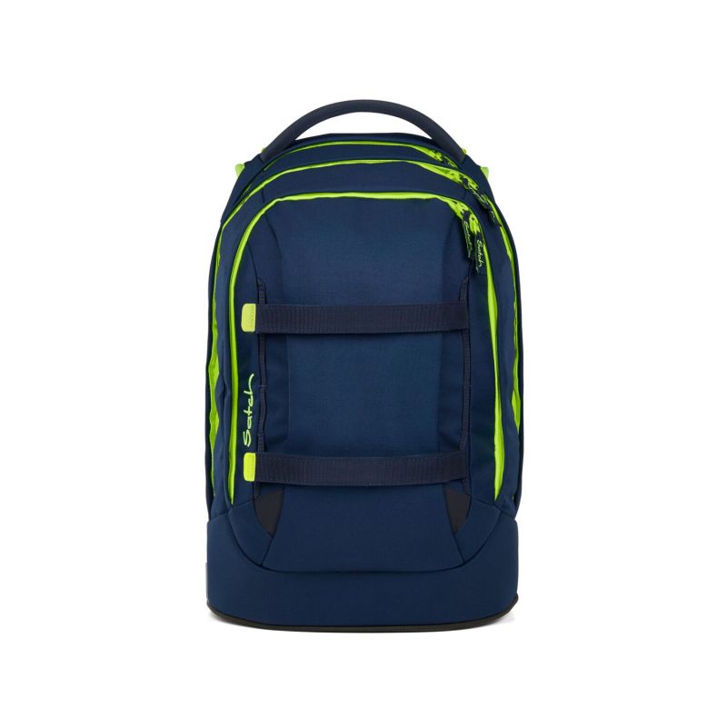 Dunkelblauer Rucksack mit neongrünen Reißverschlüssen und zwei Frontgurten vor weißem Hintergrund. Dunkelblauer Rucksack mit neongrünen Reißverschlüssen und zwei Frontgurten vor weißem Hintergrund.