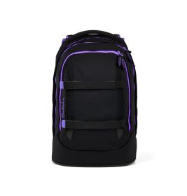 Schwarzer Rucksack mit lilafarbenen Reißverschlüssen und Frontgurten vor weißem Hintergrund.