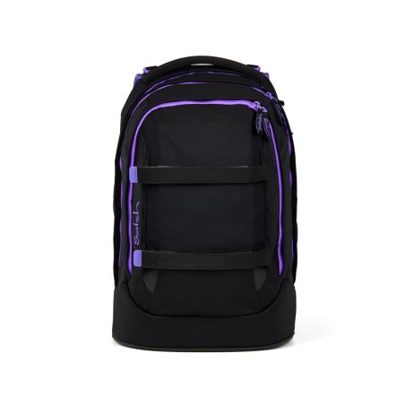Schwarzer Rucksack mit lilafarbenen Reißverschlüssen und Frontgurten vor weißem Hintergrund. Schwarzer Rucksack mit lilafarbenen Reißverschlüssen und Frontgurten vor weißem Hintergrund.