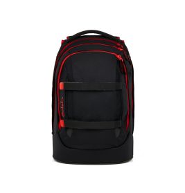 Schwarzer Rucksack mit roten Akzenten, mehreren Fächern und zwei Frontgurten vor weißem Hintergrund.