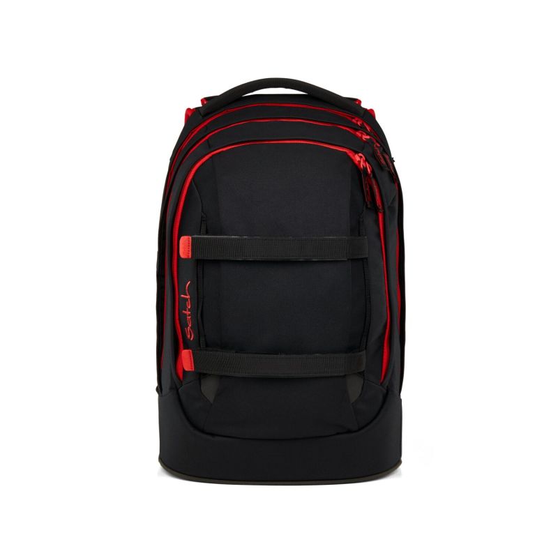 Schwarzer Rucksack mit roten Akzenten, mehreren Fächern und zwei Frontgurten vor weißem Hintergrund. Schwarzer Rucksack mit roten Akzenten, mehreren Fächern und zwei Frontgurten vor weißem Hintergrund.