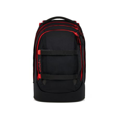 Schwarzer Rucksack mit roten Akzenten, mehreren Fächern und zwei Frontgurten vor weißem Hintergrund. Schwarzer Rucksack mit roten Akzenten, mehreren Fächern und zwei Frontgurten vor weißem Hintergrund.