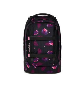 Schwarzer Rucksack mit pink-lila Blumenmuster und zwei Frontgurten vor weißem Hintergrund.