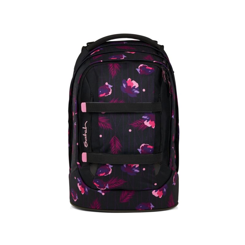 Schwarzer Rucksack mit pink-lila Blumenmuster und zwei Frontgurten vor weißem Hintergrund. Schwarzer Rucksack mit pink-lila Blumenmuster und zwei Frontgurten vor weißem Hintergrund.