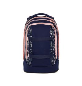 Dunkelblauer Rucksack mit pinken Reißverschlüssen und Blumenakzenten vor weißem Hintergrund.
