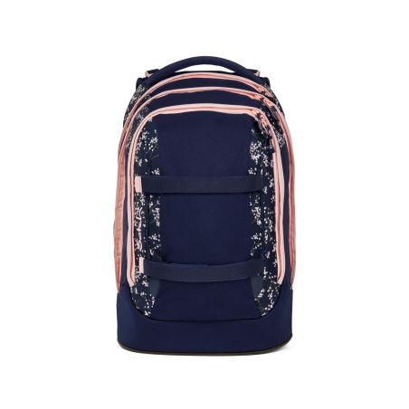 Dunkelblauer Rucksack mit pinken Reißverschlüssen und Blumenakzenten vor weißem Hintergrund. Dunkelblauer Rucksack mit pinken Reißverschlüssen und Blumenakzenten vor weißem Hintergrund.