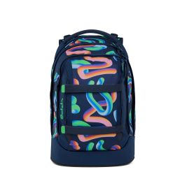 Dunkelblauer Rucksack mit buntem abstraktem Muster und grünen Akzenten vor weißem Hintergrund.