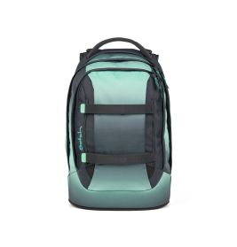 Türkis-schwarzer Rucksack mit Frontriemen und Henkel, stehend vor weißem Hintergrund.