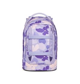 Ein lavendelfarbener Rucksack mit lila-rosa Blumenmuster vor weißem Hintergrund, frontal gezeigt.