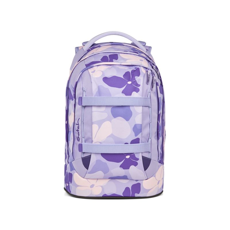 Ein lavendelfarbener Rucksack mit lila-rosa Blumenmuster vor weißem Hintergrund, frontal gezeigt. Ein lavendelfarbener Rucksack mit lila-rosa Blumenmuster vor weißem Hintergrund, frontal gezeigt.