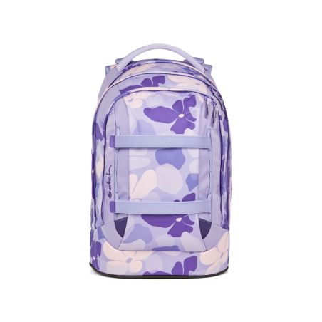 Ein lavendelfarbener Rucksack mit lila-rosa Blumenmuster vor weißem Hintergrund, frontal gezeigt. Ein lavendelfarbener Rucksack mit lila-rosa Blumenmuster vor weißem Hintergrund, frontal gezeigt.