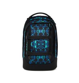 Schwarzer Rucksack mit blau-türkisem Muster, Vorderansicht vor weißem Hintergrund.