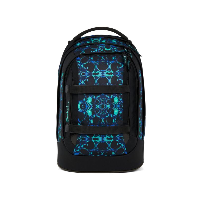 Schwarzer Rucksack mit blau-türkisem Muster, Vorderansicht vor weißem Hintergrund. Schwarzer Rucksack mit blau-türkisem Muster, Vorderansicht vor weißem Hintergrund.