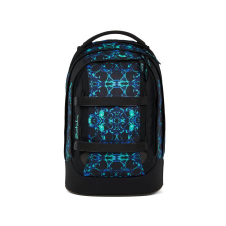 Schwarzer Rucksack mit blau-türkisem Muster, Vorderansicht vor weißem Hintergrund. Schwarzer Rucksack mit blau-türkisem Muster, Vorderansicht vor weißem Hintergrund.