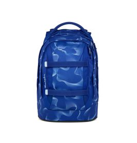 Blauer Rucksack mit wellenförmigem Muster, mehreren Fächern und Griff vor weißem Hintergrund.