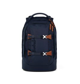 Dunkelblauer Rucksack mit braunen Zippern und zwei grauen Schnallen vor weißem Hintergrund.