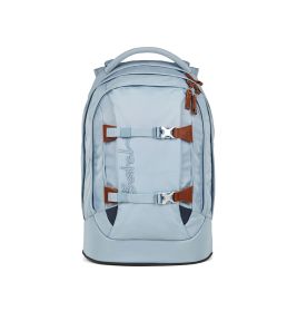 Hellblauer Rucksack mit braunen Akzenten, Frontschnallen und Satch-Logo auf weißem Hintergrund.
