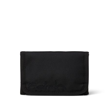 Schwarzes Setch-Portemonnaie aus Stoff mit Überschlag, geschlossen vor weißem Hintergrund.