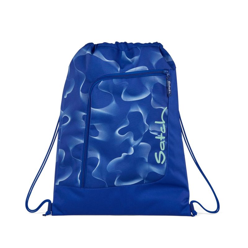 Blauer Turnbeutel mit hellblauen Mustern, Fronttasche mit Reißverschluss und Satch-Logo seitlich. Blauer Turnbeutel mit hellblauen Mustern, Fronttasche mit Reißverschluss und Satch-Logo seitlich.