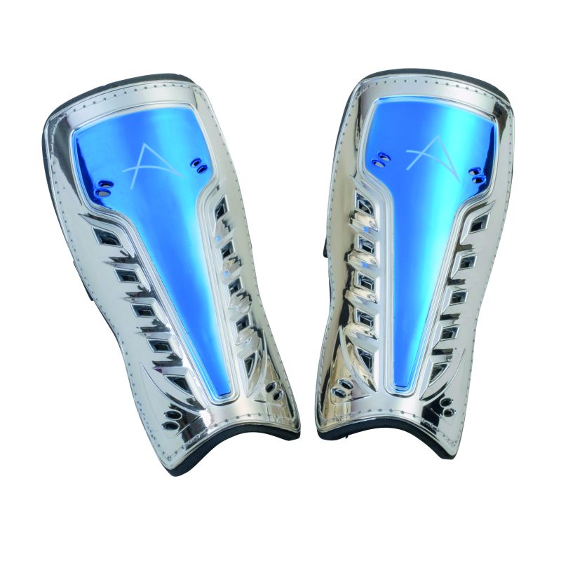 Glänzende, blau-silberne Schienbeinschoner für Fußball mit metallischer Optik und modern-eckigem Design.