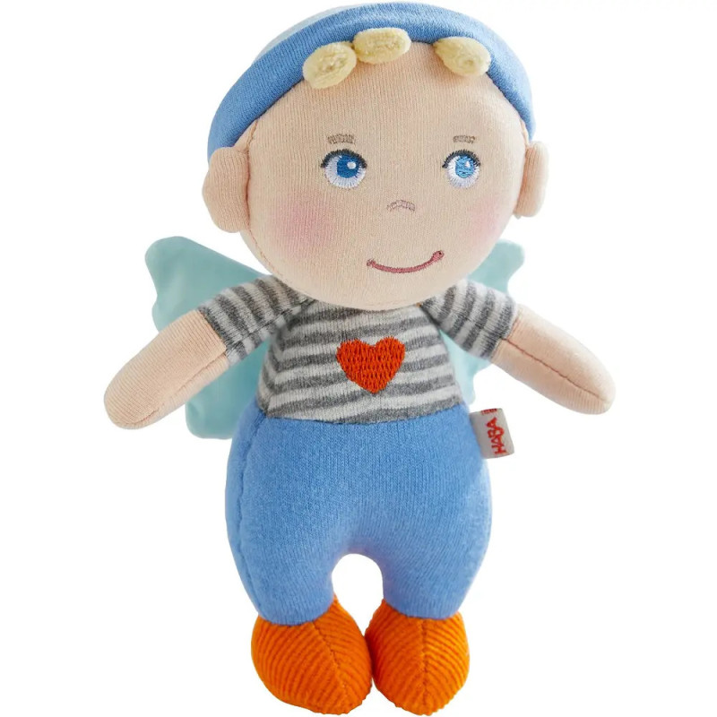 Weiche Puppe mit blauer Hose, gestreiftem Shirt, blauer Mütze, orangenen Schuhen und rotem Herz auf der Brust.