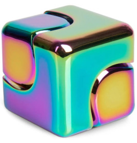 Ein metallischer, regenbogenfarbener Fidget-Würfel mit glatten, glänzenden Flächen und abgerundeten Kanten.